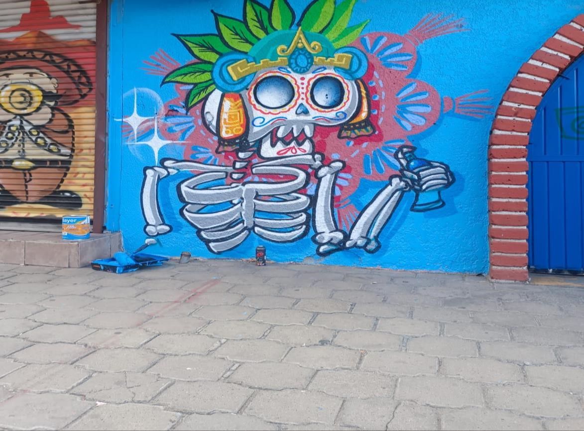 Catrina con penacho de plumas sobre fondo azul