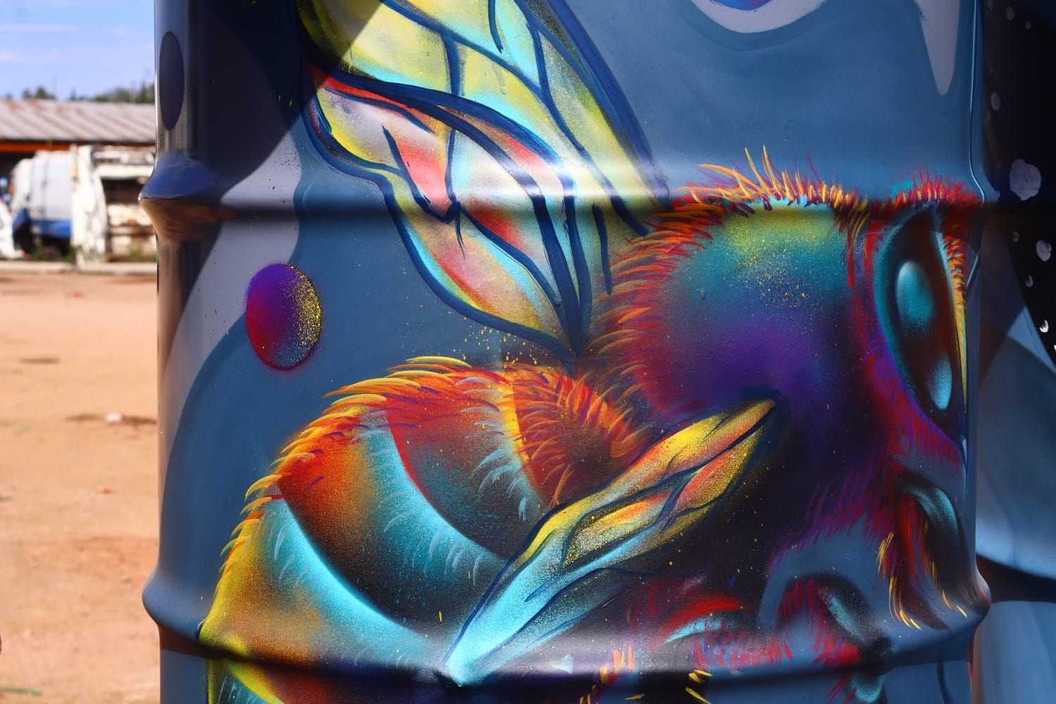 Detalle macro de mural con colores vibrantes