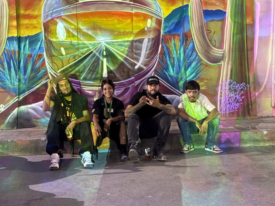 El colectivo BorderLines frente a un mural del desierto de Sonora