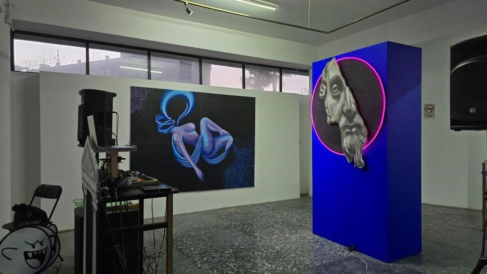 Exposición con pintura de sirena y escultura de neón