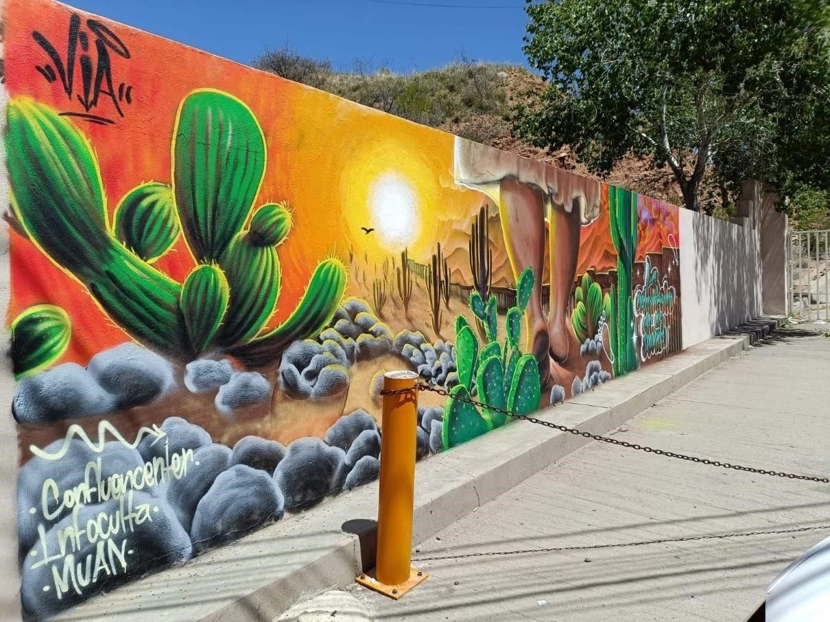 Mural de nopales al atardecer, firmado VIA