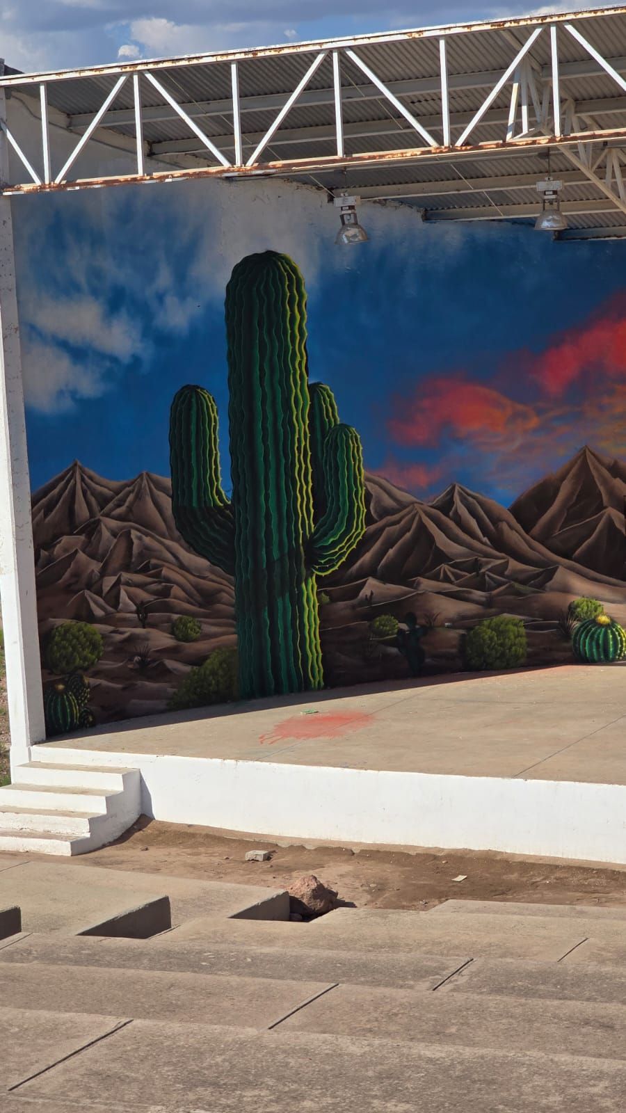 Mural de saguaro en anfiteatro público
