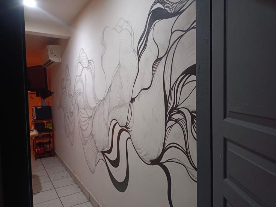 Mural de líneas abstractas en blanco y negro