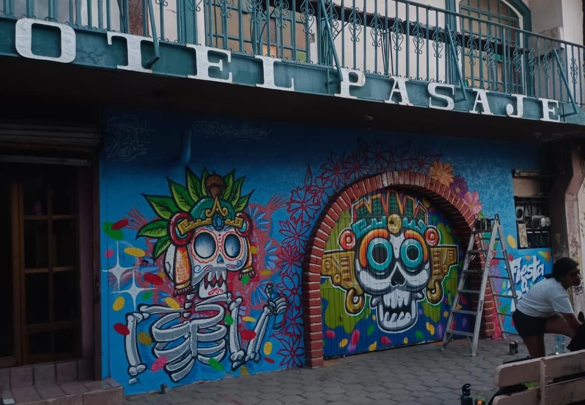 Intervención mural en fachada de Hotel Pasaje, motivo de Día de Muertos