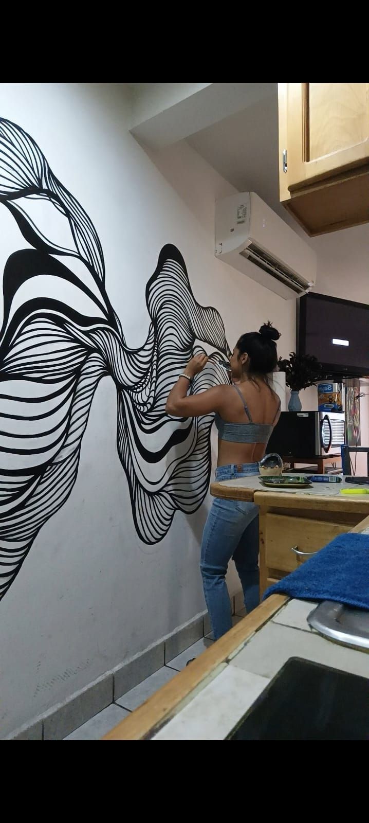 Via dibujando un mural de líneas