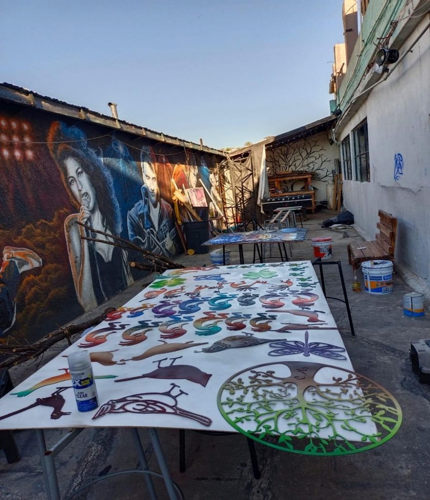 Vista del taller de Via con bocetos y mural de fondo