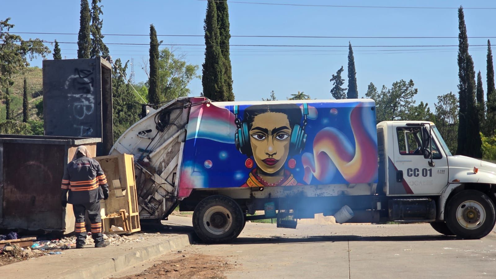 Camión de Servicios Públicos con retrato de mujer con audífonos
