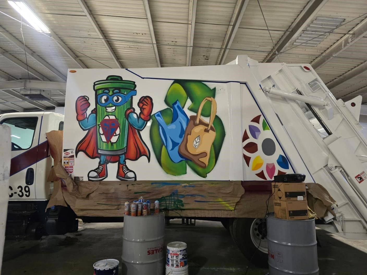 Mascota superhéroe del reciclaje pintada en camión